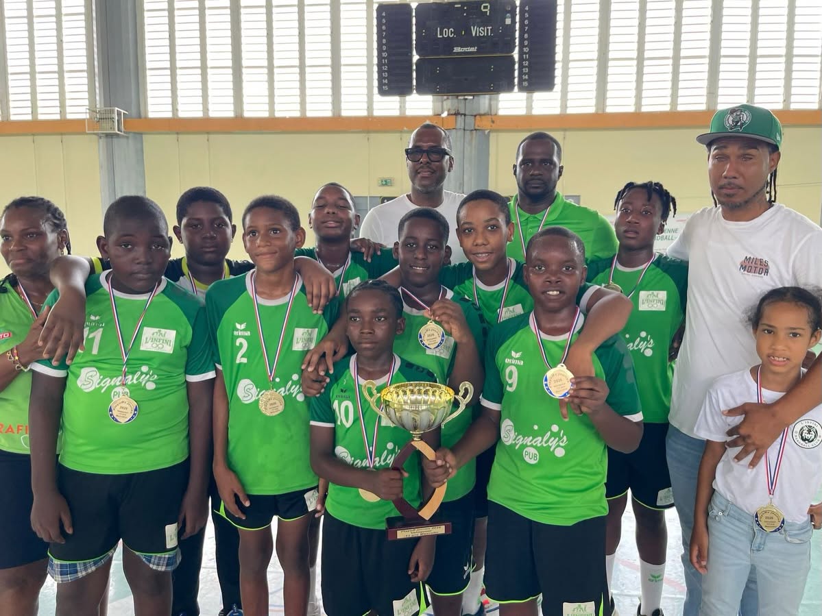 Les champions guadeloupéens de handball moins de 13 ans garçons avec leur trophée